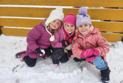 První sněhová nadílka potěšila děti ve školní družině