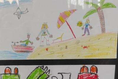 Sofinka u moře s babičkou a dědou